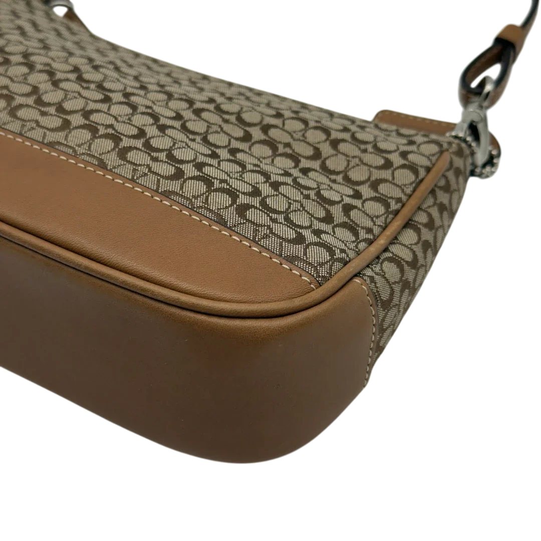 https://cdn.shopify.com/s/files/1/0564/9376/8855/files/Coach_Pochette_Mini_Signature_beige_8.webp?v=1784128021