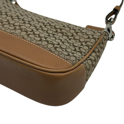 https://cdn.shopify.com/s/files/1/0564/9376/8855/files/Coach_Pochette_Mini_Signature_beige_8.webp?v=1784128021