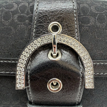 https://cdn.shopify.com/s/files/1/0564/9376/8855/files/Coach_Pochette_Signature_Soho_mit_Steinchen_monogram_schwarz_vintage_9845.webp?v=1770903780