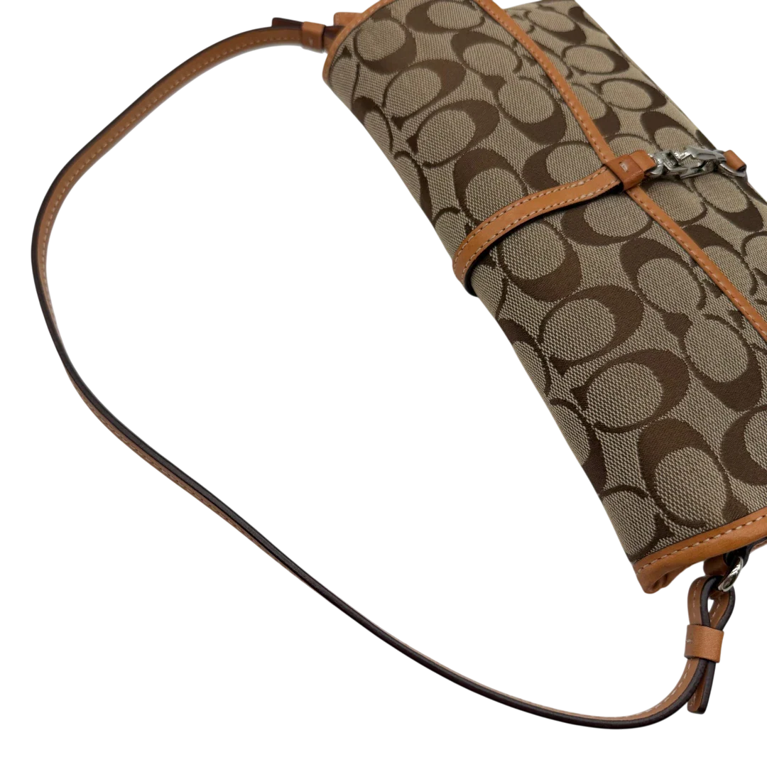 https://cdn.shopify.com/s/files/1/0564/9376/8855/files/Coach_Pochette_Signature_Soho_monogram_beige_10.webp?v=1782311318