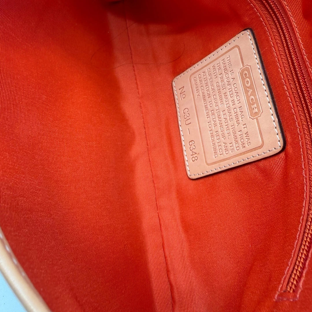 https://cdn.shopify.com/s/files/1/0564/9376/8855/files/Coach_Pochette_Signature_Soho_monogram_beige_14.webp?v=1782311319