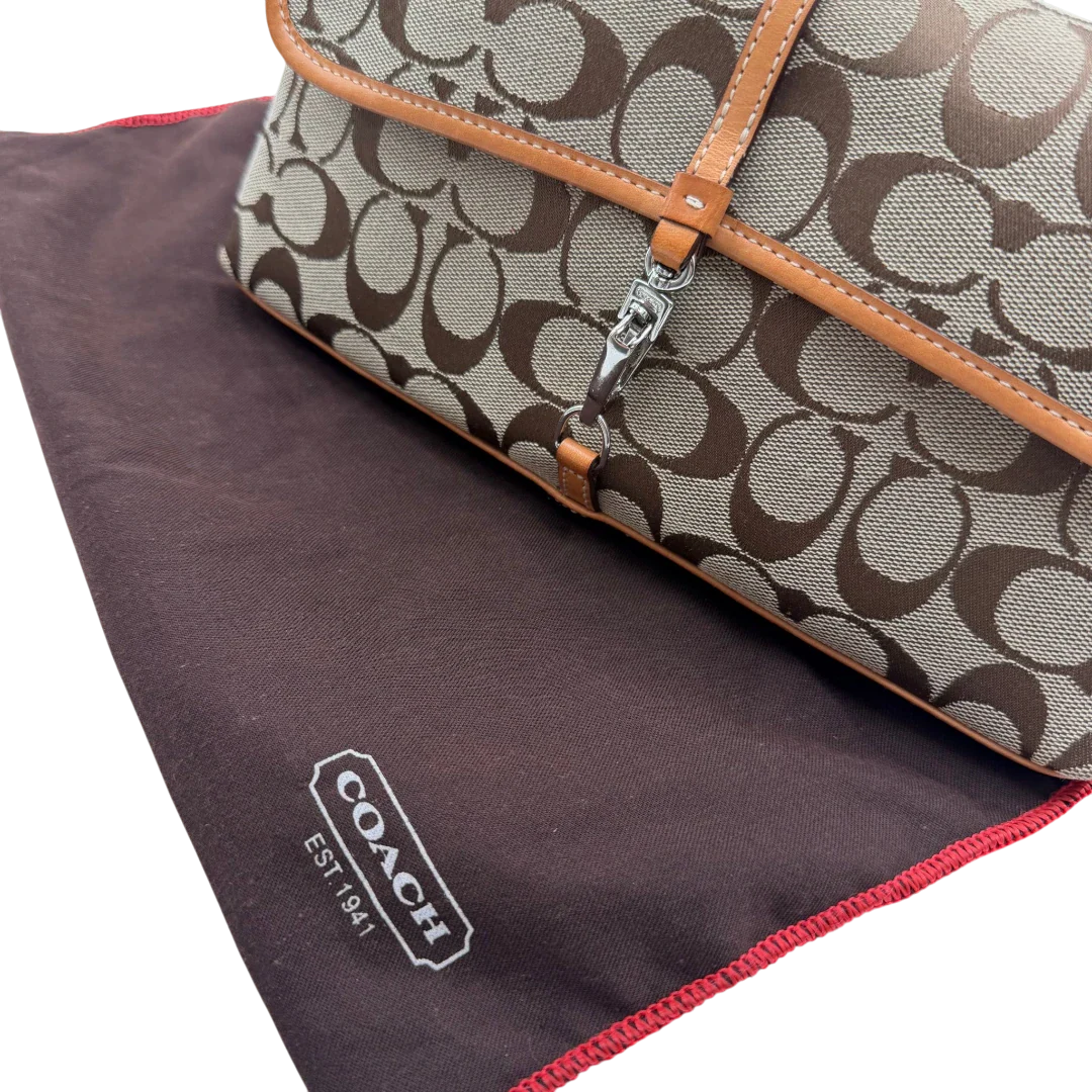 https://cdn.shopify.com/s/files/1/0564/9376/8855/files/Coach_Pochette_Signature_Soho_monogram_beige_16.webp?v=1782311319