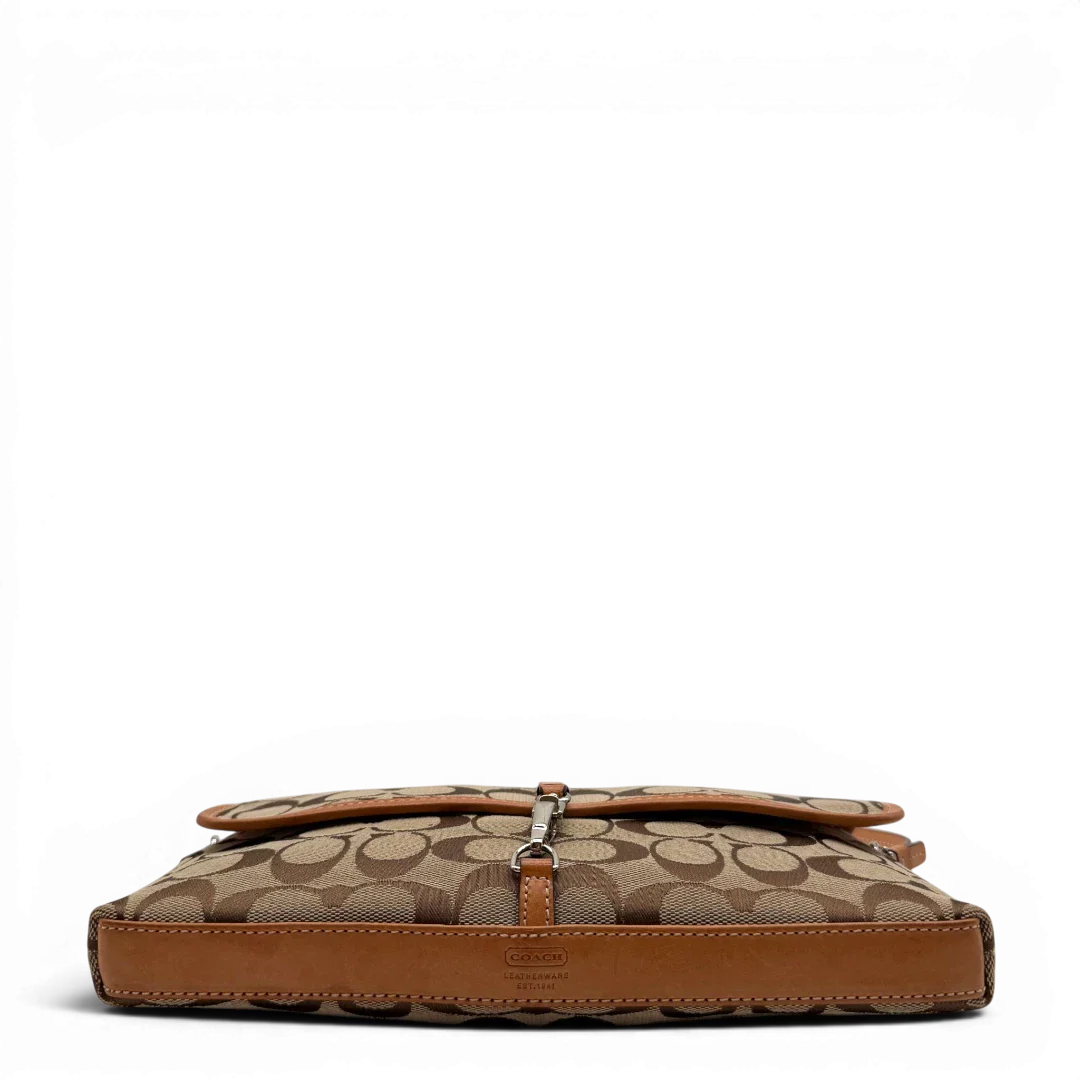 https://cdn.shopify.com/s/files/1/0564/9376/8855/files/Coach_Pochette_Signature_Soho_monogram_beige_5.webp?v=1782311318