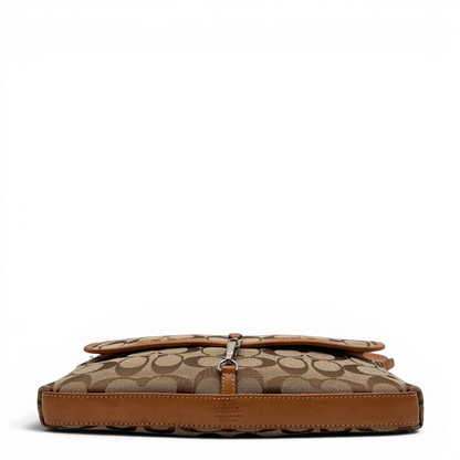 https://cdn.shopify.com/s/files/1/0564/9376/8855/files/Coach_Pochette_Signature_Soho_monogram_beige_5.webp?v=1782311318