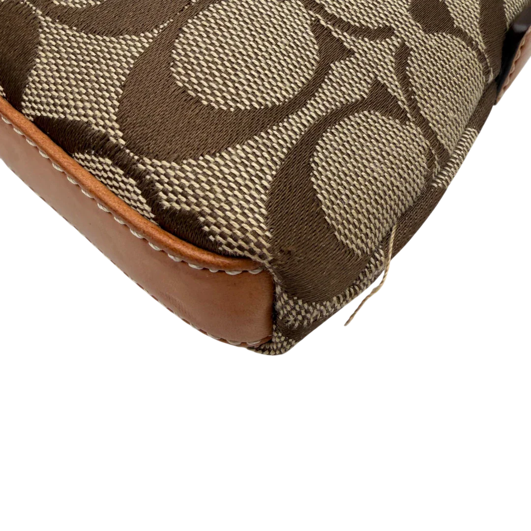 https://cdn.shopify.com/s/files/1/0564/9376/8855/files/Coach_Pochette_Signature_Soho_monogram_beige_8.webp?v=1782311319