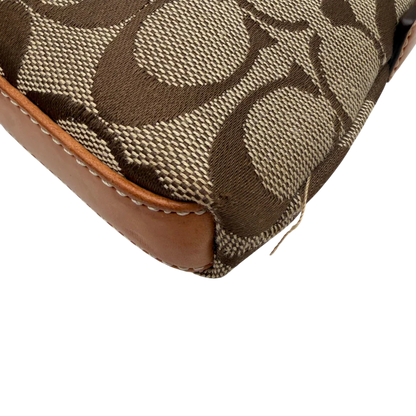 https://cdn.shopify.com/s/files/1/0564/9376/8855/files/Coach_Pochette_Signature_Soho_monogram_beige_8.webp?v=1782311319