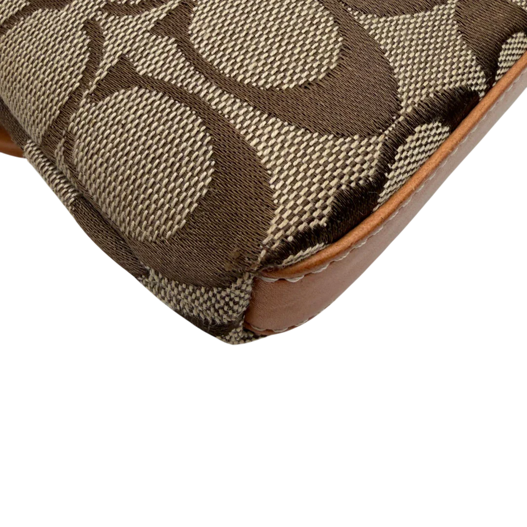 https://cdn.shopify.com/s/files/1/0564/9376/8855/files/Coach_Pochette_Signature_Soho_monogram_beige_9.webp?v=1782311320