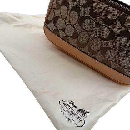 https://cdn.shopify.com/s/files/1/0564/9376/8855/files/Coach_Pochette_Signature_beige_vintage5259.png?v=1776767594