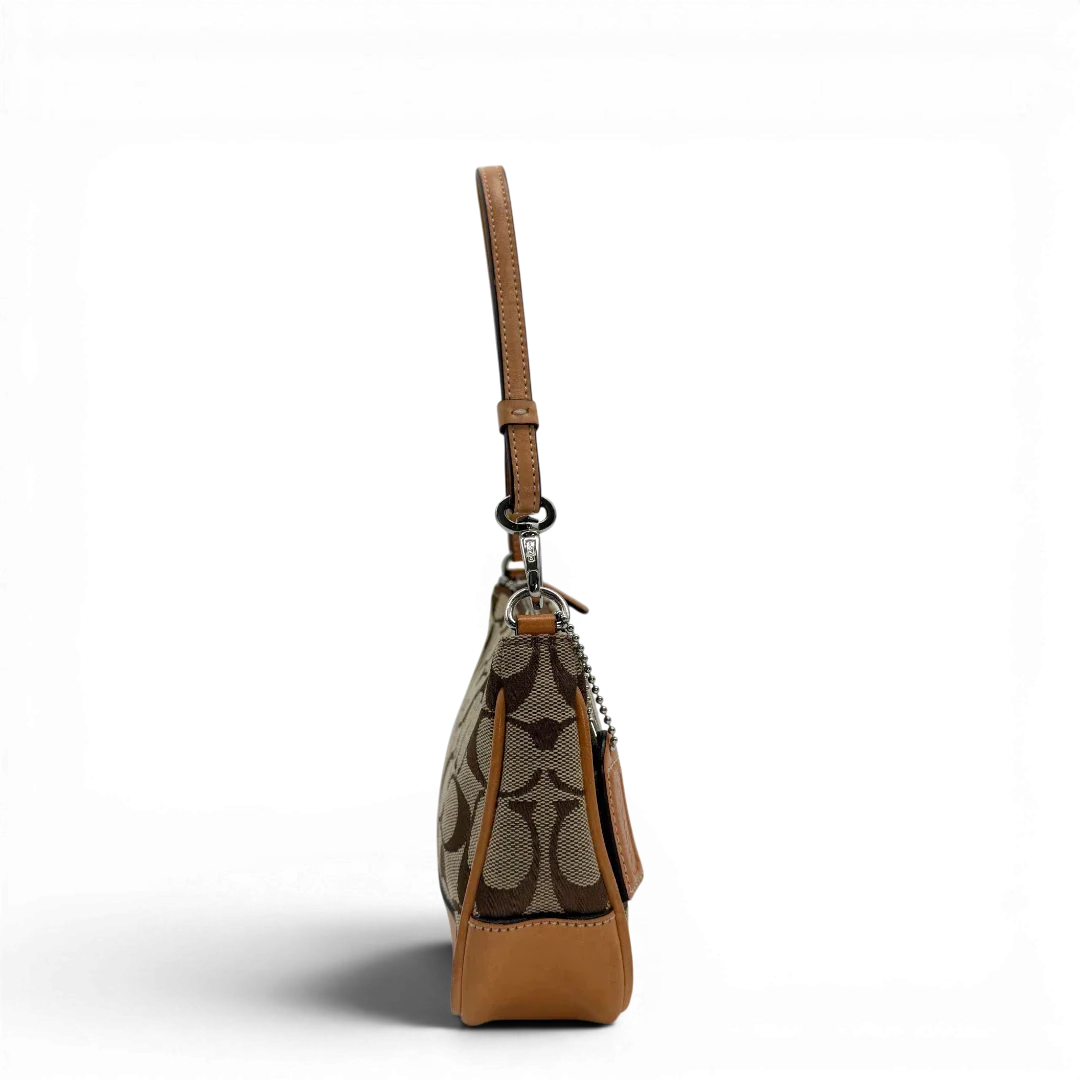 https://cdn.shopify.com/s/files/1/0564/9376/8855/files/Coach_Pochette_Signature_beige_vintage6348.webp?v=1778669417