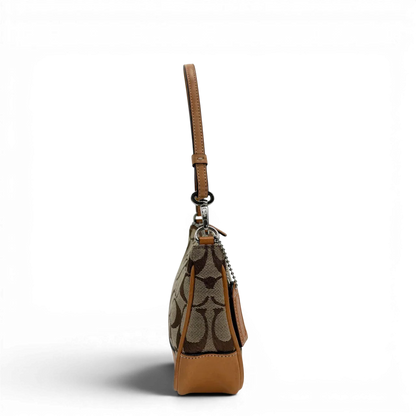 https://cdn.shopify.com/s/files/1/0564/9376/8855/files/Coach_Pochette_Signature_beige_vintage6348.webp?v=1778669417