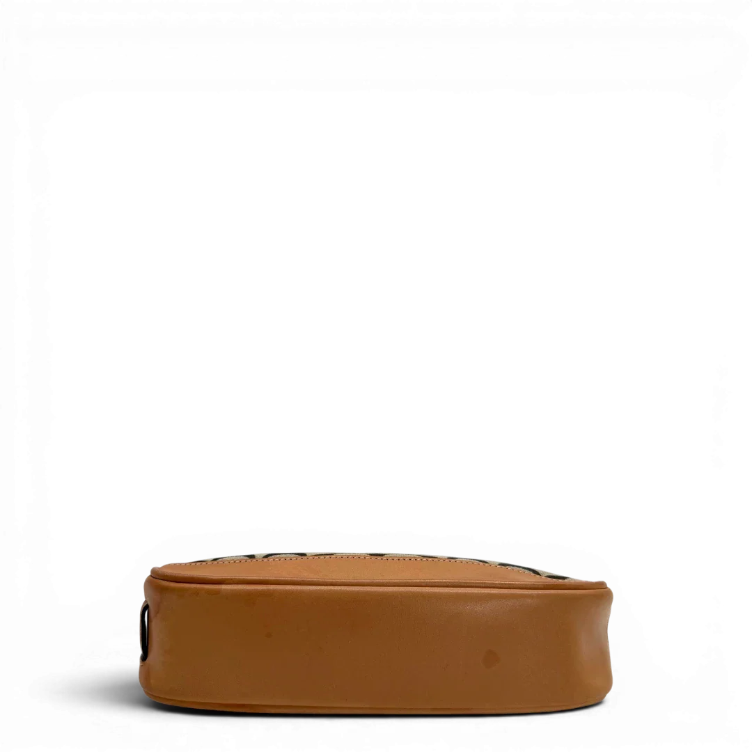 https://cdn.shopify.com/s/files/1/0564/9376/8855/files/Coach_Pochette_Signature_beige_vintage6350.webp?v=1778669417
