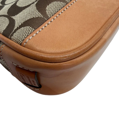 https://cdn.shopify.com/s/files/1/0564/9376/8855/files/Coach_Pochette_Signature_beige_vintage6351.webp?v=1778669418