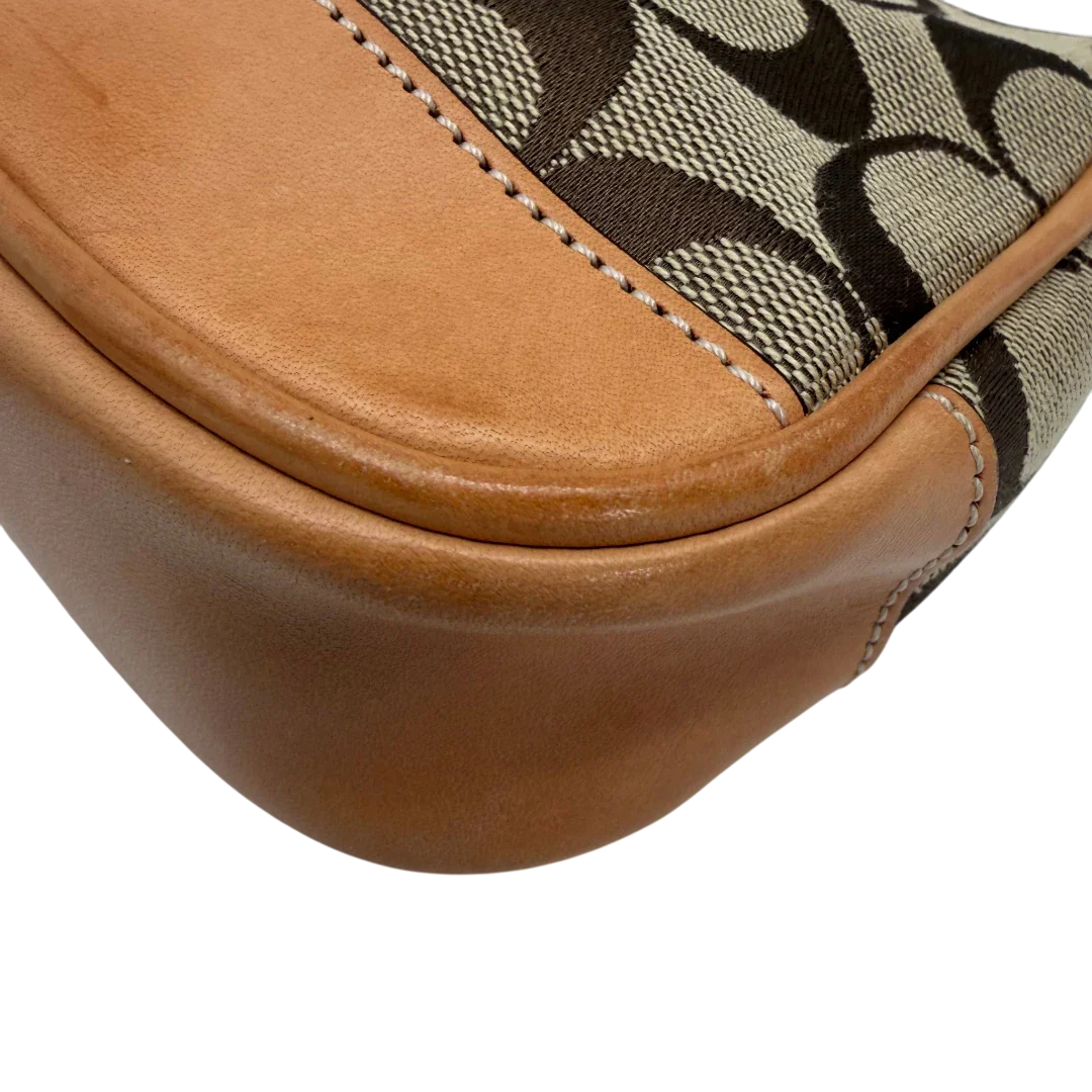https://cdn.shopify.com/s/files/1/0564/9376/8855/files/Coach_Pochette_Signature_beige_vintage6352.webp?v=1778669419