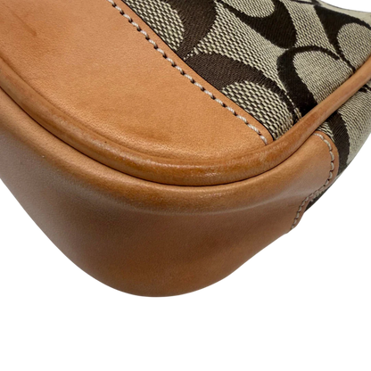 https://cdn.shopify.com/s/files/1/0564/9376/8855/files/Coach_Pochette_Signature_beige_vintage6352.webp?v=1778669419