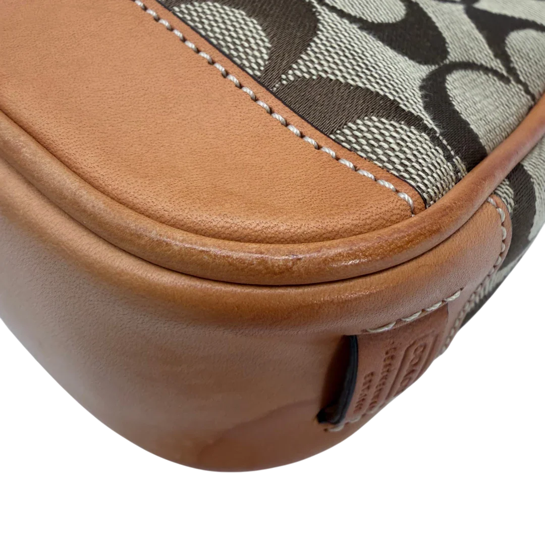 https://cdn.shopify.com/s/files/1/0564/9376/8855/files/Coach_Pochette_Signature_beige_vintage6353.webp?v=1778669418