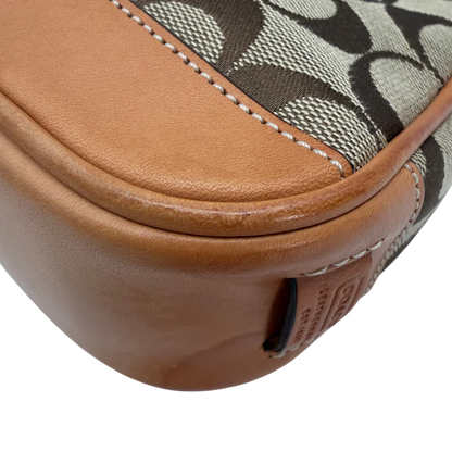 https://cdn.shopify.com/s/files/1/0564/9376/8855/files/Coach_Pochette_Signature_beige_vintage6353.webp?v=1778669418