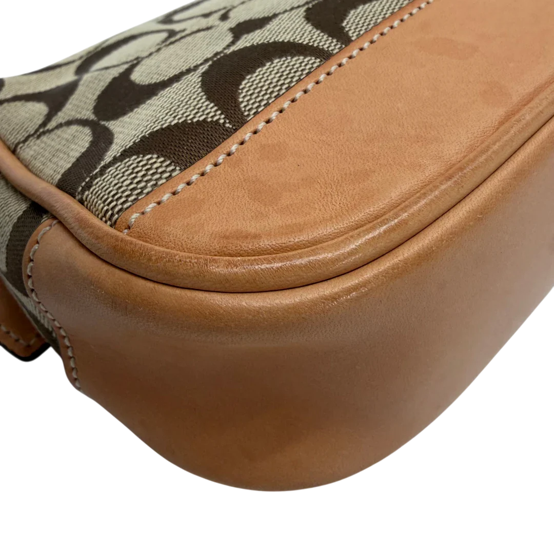 https://cdn.shopify.com/s/files/1/0564/9376/8855/files/Coach_Pochette_Signature_beige_vintage6354.webp?v=1778669418