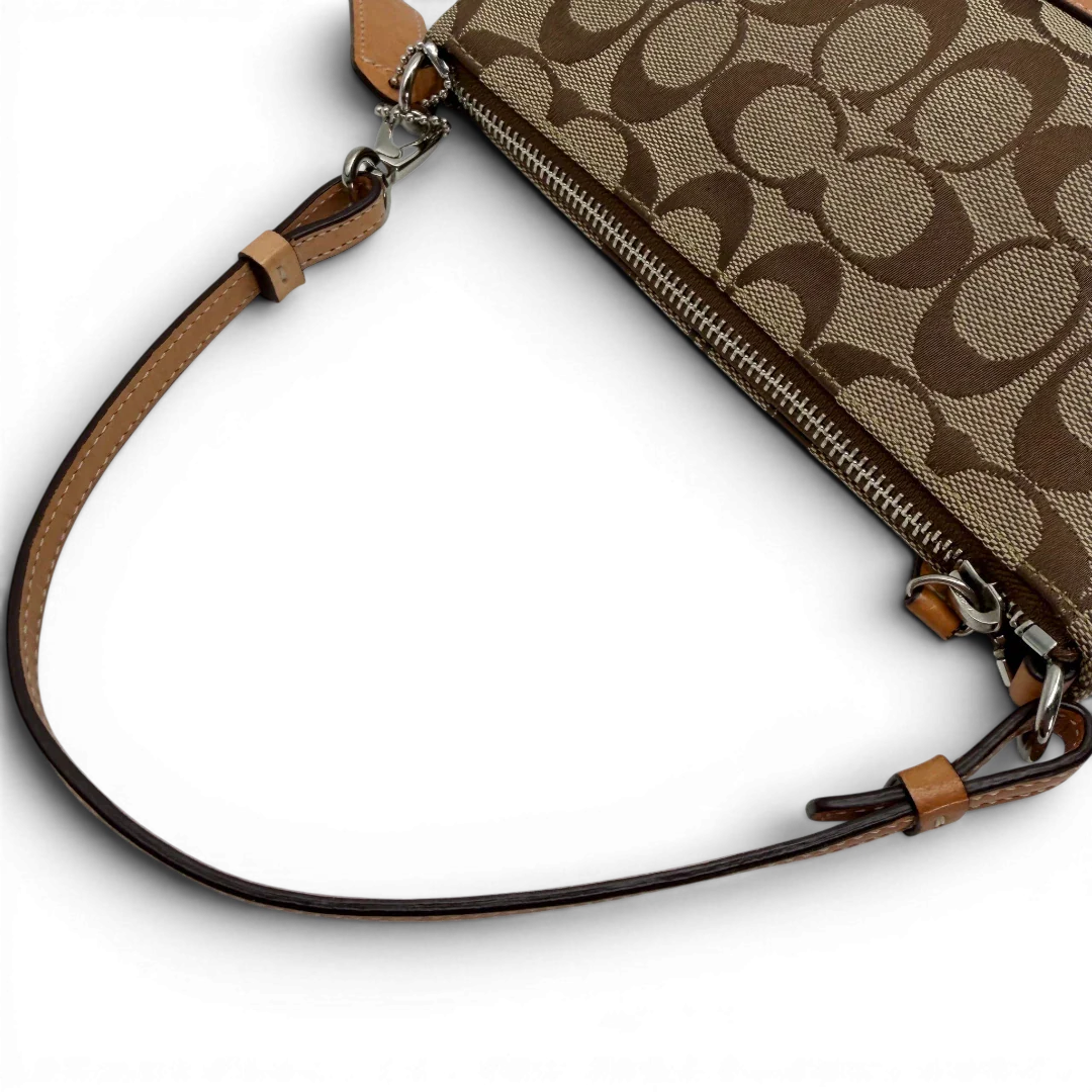 https://cdn.shopify.com/s/files/1/0564/9376/8855/files/Coach_Pochette_Signature_beige_vintage6355.webp?v=1778669418