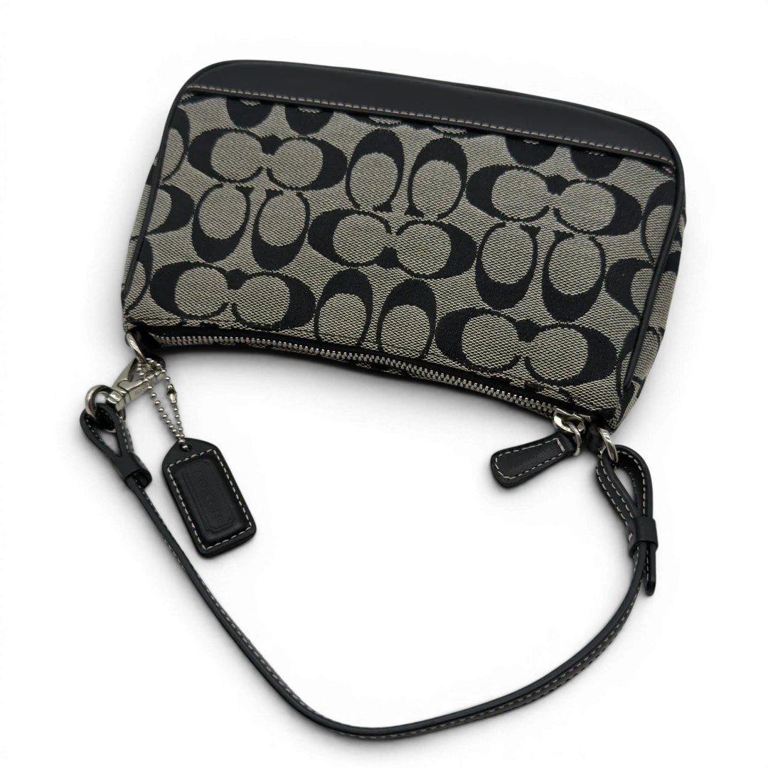 https://cdn.shopify.com/s/files/1/0564/9376/8855/files/Coach_Pochette_Signature_grau___schwarz_10.webp?v=1782910067