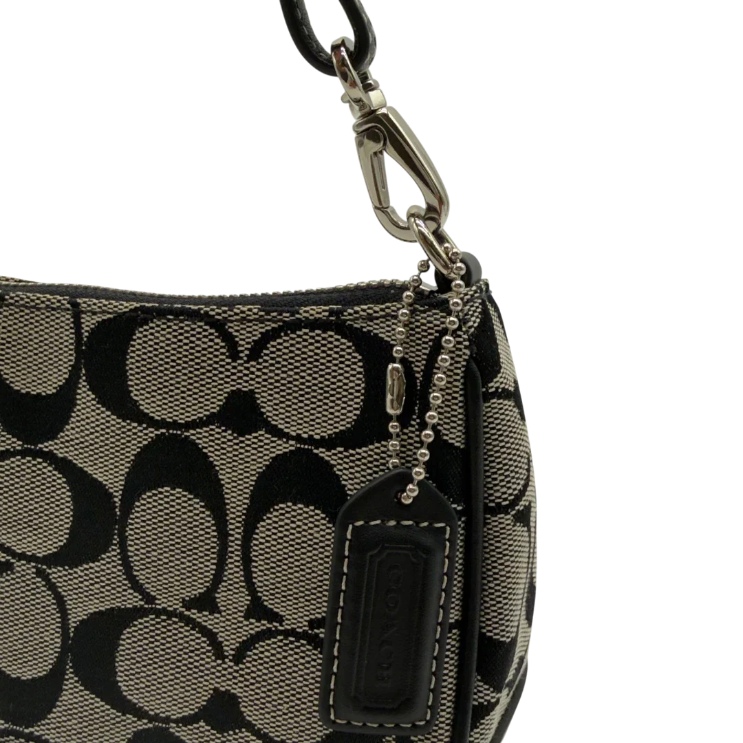 https://cdn.shopify.com/s/files/1/0564/9376/8855/files/Coach_Pochette_Signature_grau___schwarz_11.webp?v=1782910067