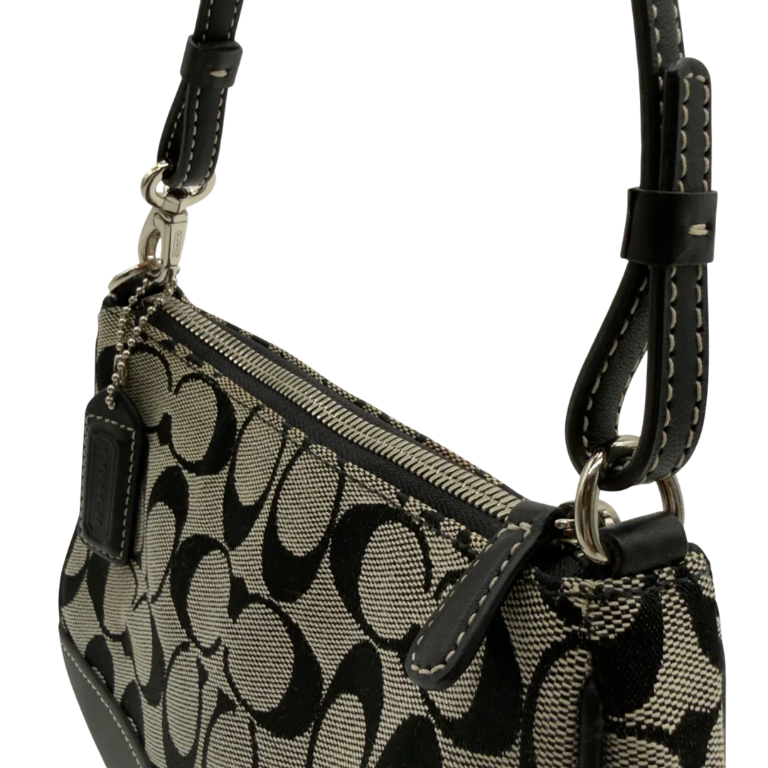 https://cdn.shopify.com/s/files/1/0564/9376/8855/files/Coach_Pochette_Signature_grau___schwarz_13.webp?v=1782910067