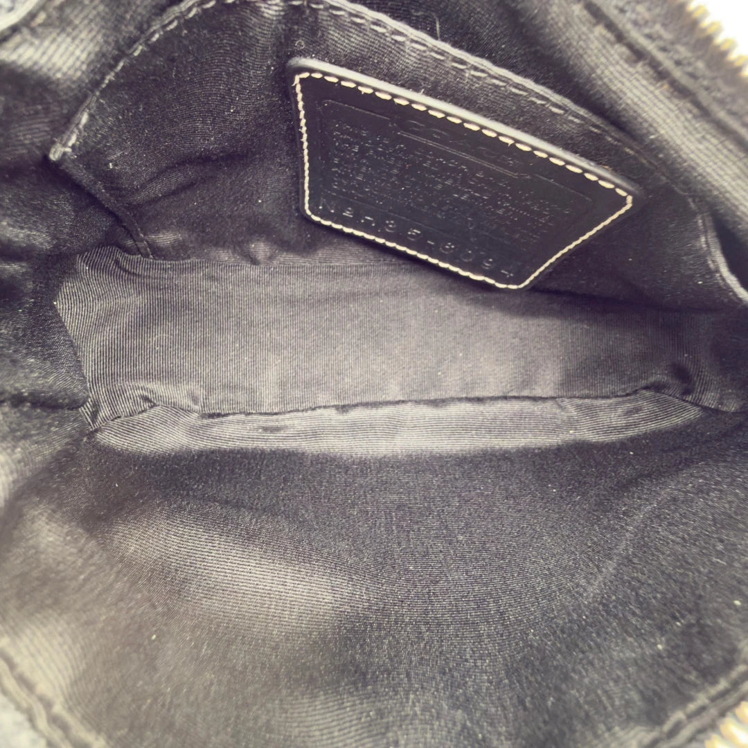 https://cdn.shopify.com/s/files/1/0564/9376/8855/files/Coach_Pochette_Signature_grau___schwarz_14.webp?v=1782910067