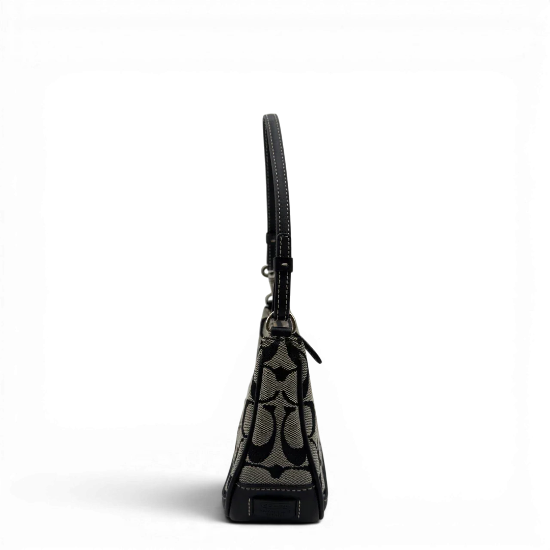 https://cdn.shopify.com/s/files/1/0564/9376/8855/files/Coach_Pochette_Signature_grau___schwarz_3.webp?v=1782910066