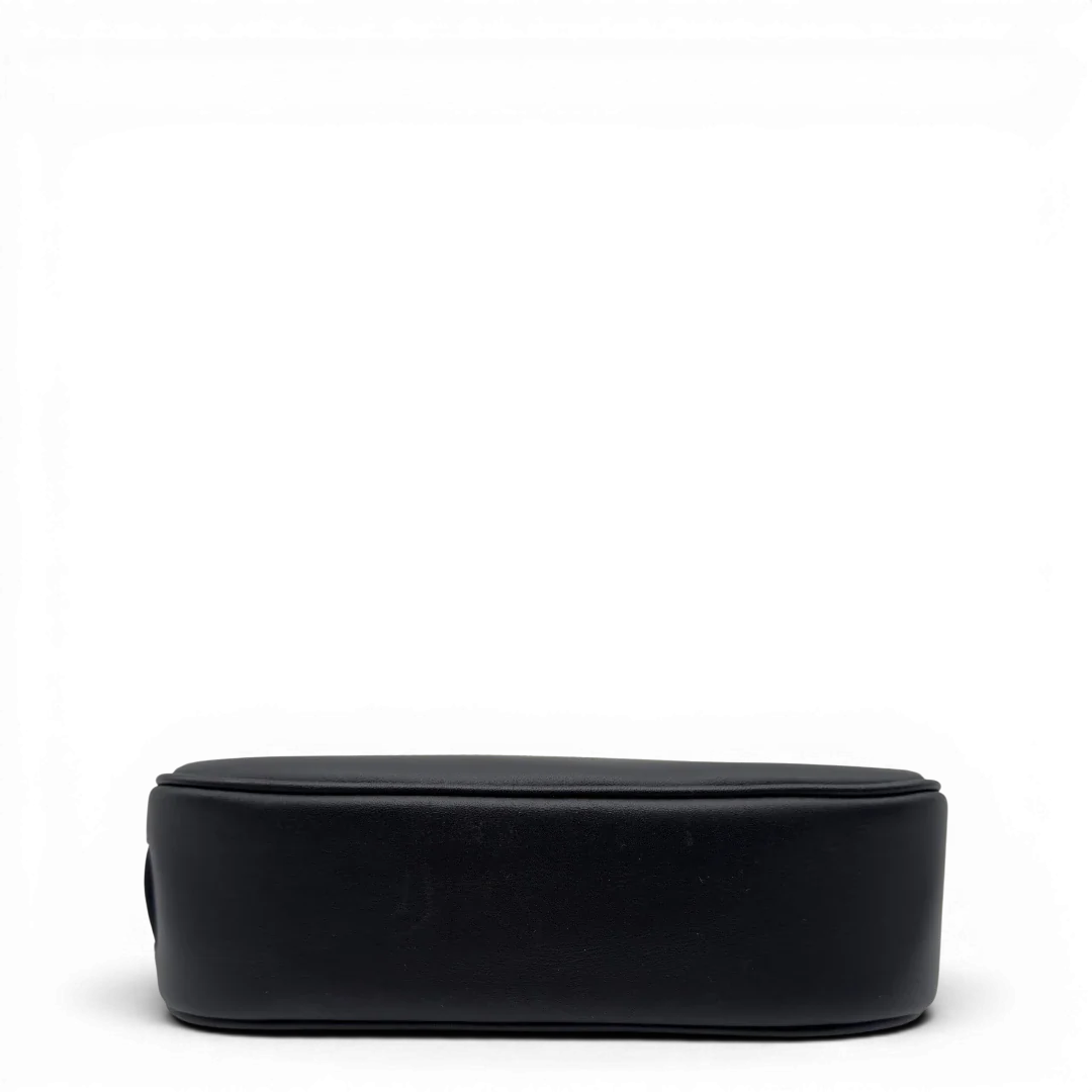 https://cdn.shopify.com/s/files/1/0564/9376/8855/files/Coach_Pochette_Signature_grau___schwarz_5.webp?v=1782910066