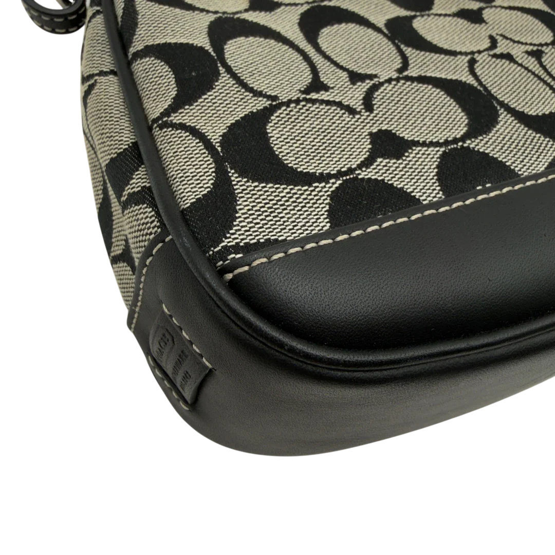 https://cdn.shopify.com/s/files/1/0564/9376/8855/files/Coach_Pochette_Signature_grau___schwarz_7.webp?v=1782910067