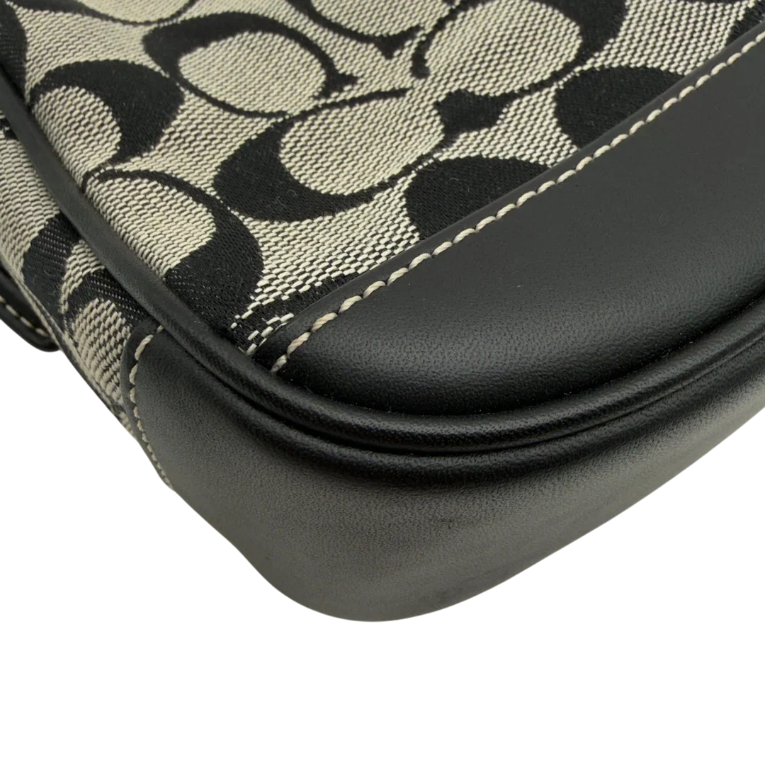 https://cdn.shopify.com/s/files/1/0564/9376/8855/files/Coach_Pochette_Signature_grau___schwarz_9.webp?v=1782910067