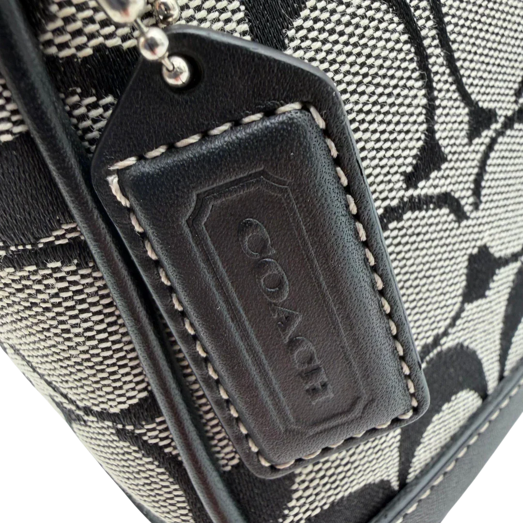 https://cdn.shopify.com/s/files/1/0564/9376/8855/files/Coach_Pochette_Signature_grau_und_schwarz_vintage7981.webp?v=1780489030