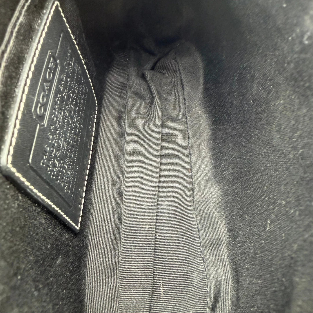 https://cdn.shopify.com/s/files/1/0564/9376/8855/files/Coach_Pochette_Signature_grau_und_schwarz_vintage7984.webp?v=1780489030