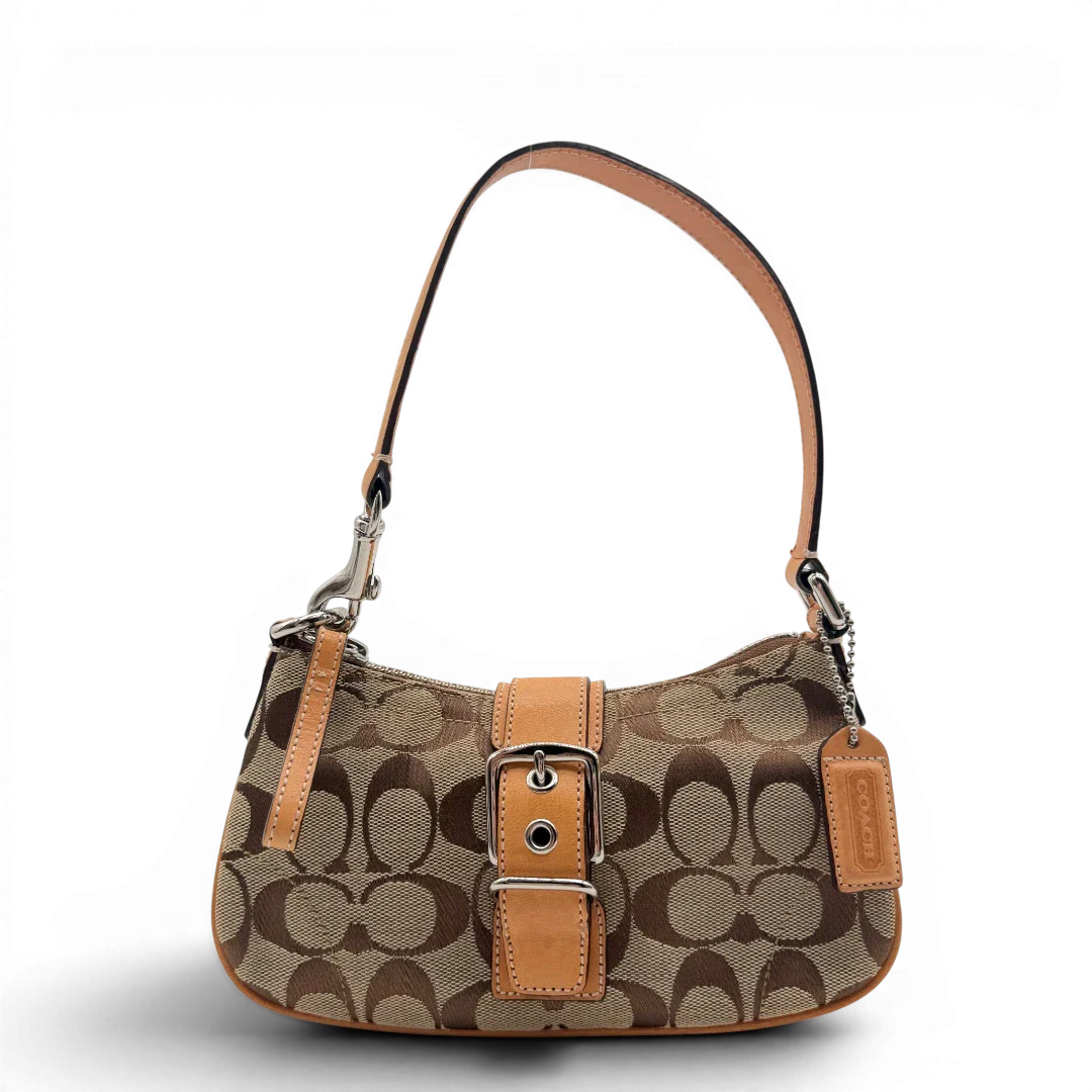 https://cdn.shopify.com/s/files/1/0564/9376/8855/files/Coach_Pochette_Signature_mit_Schnalle_beige_1.webp?v=1782311479