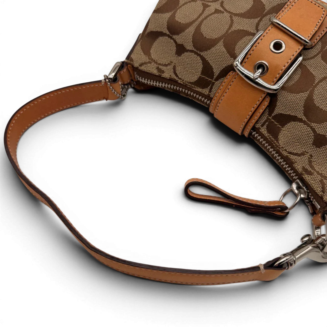 https://cdn.shopify.com/s/files/1/0564/9376/8855/files/Coach_Pochette_Signature_mit_Schnalle_beige_10.webp?v=1782311479