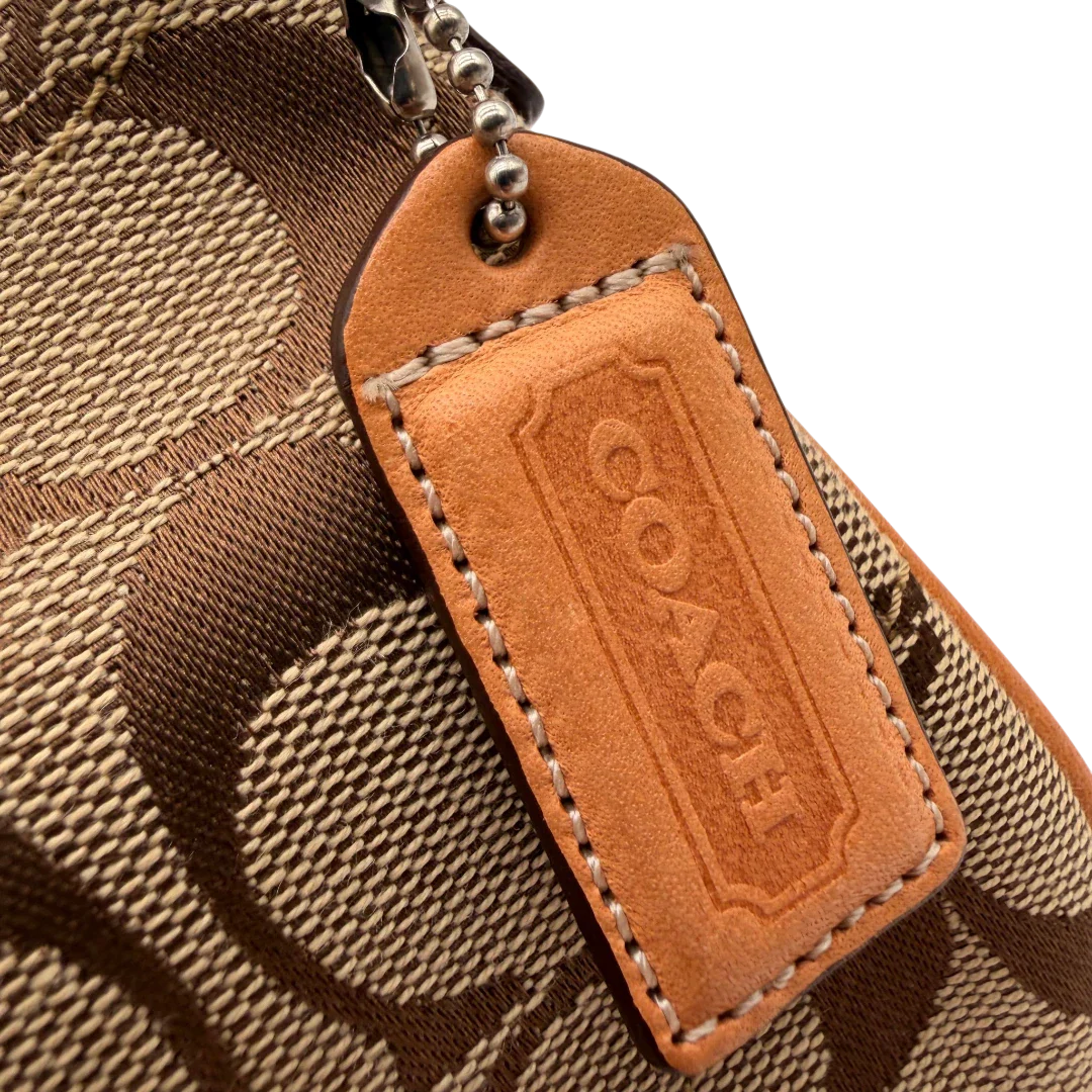 https://cdn.shopify.com/s/files/1/0564/9376/8855/files/Coach_Pochette_Signature_mit_Schnalle_beige_11.webp?v=1782311479