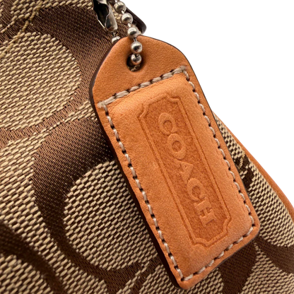 https://cdn.shopify.com/s/files/1/0564/9376/8855/files/Coach_Pochette_Signature_mit_Schnalle_beige_11.webp?v=1782311479