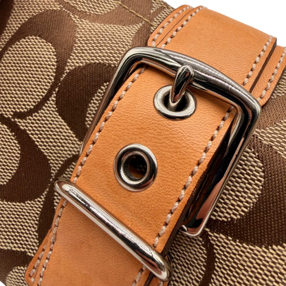 https://cdn.shopify.com/s/files/1/0564/9376/8855/files/Coach_Pochette_Signature_mit_Schnalle_beige_12.webp?v=1782311479