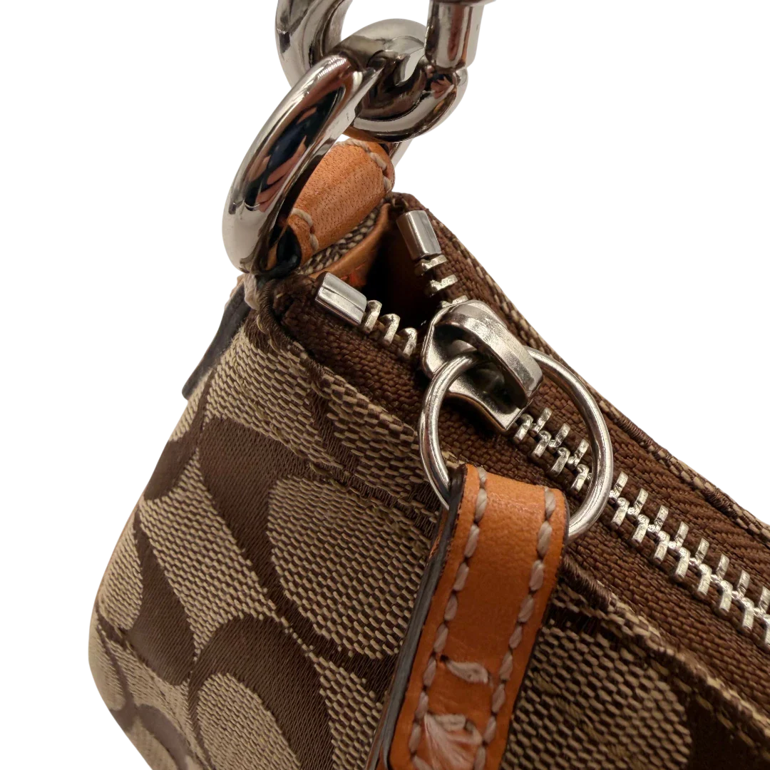 https://cdn.shopify.com/s/files/1/0564/9376/8855/files/Coach_Pochette_Signature_mit_Schnalle_beige_13.webp?v=1782311479