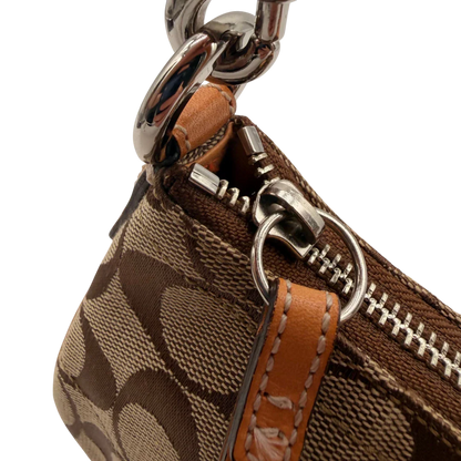 https://cdn.shopify.com/s/files/1/0564/9376/8855/files/Coach_Pochette_Signature_mit_Schnalle_beige_13.webp?v=1782311479
