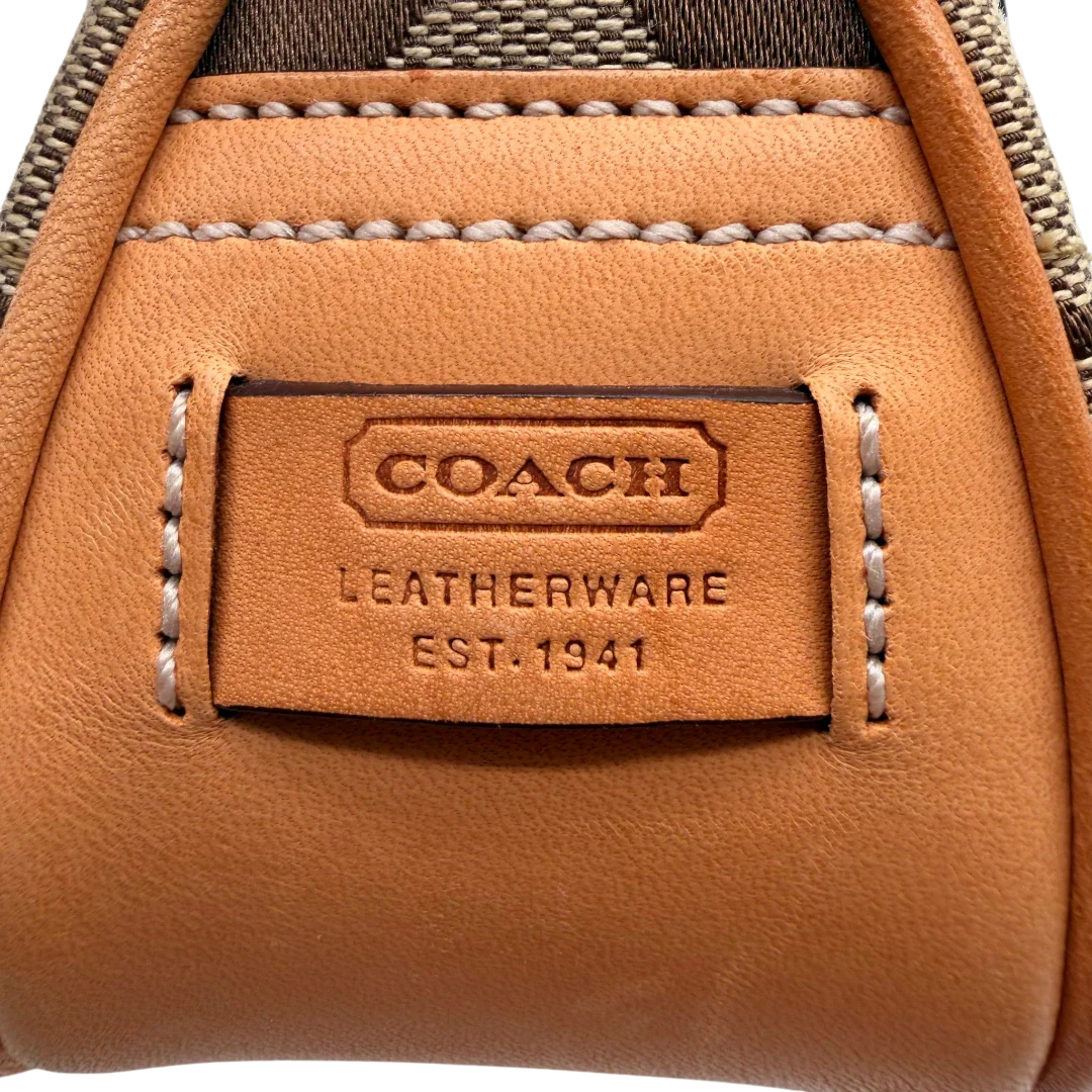https://cdn.shopify.com/s/files/1/0564/9376/8855/files/Coach_Pochette_Signature_mit_Schnalle_beige_14.webp?v=1782311479