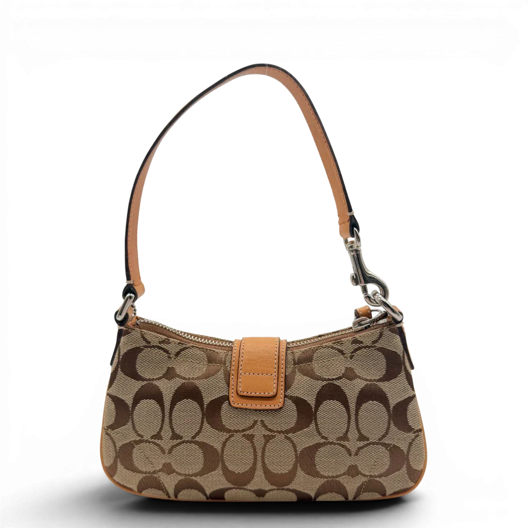 https://cdn.shopify.com/s/files/1/0564/9376/8855/files/Coach_Pochette_Signature_mit_Schnalle_beige_2.webp?v=1782311479