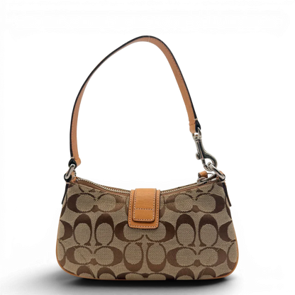 https://cdn.shopify.com/s/files/1/0564/9376/8855/files/Coach_Pochette_Signature_mit_Schnalle_beige_2.webp?v=1782311479