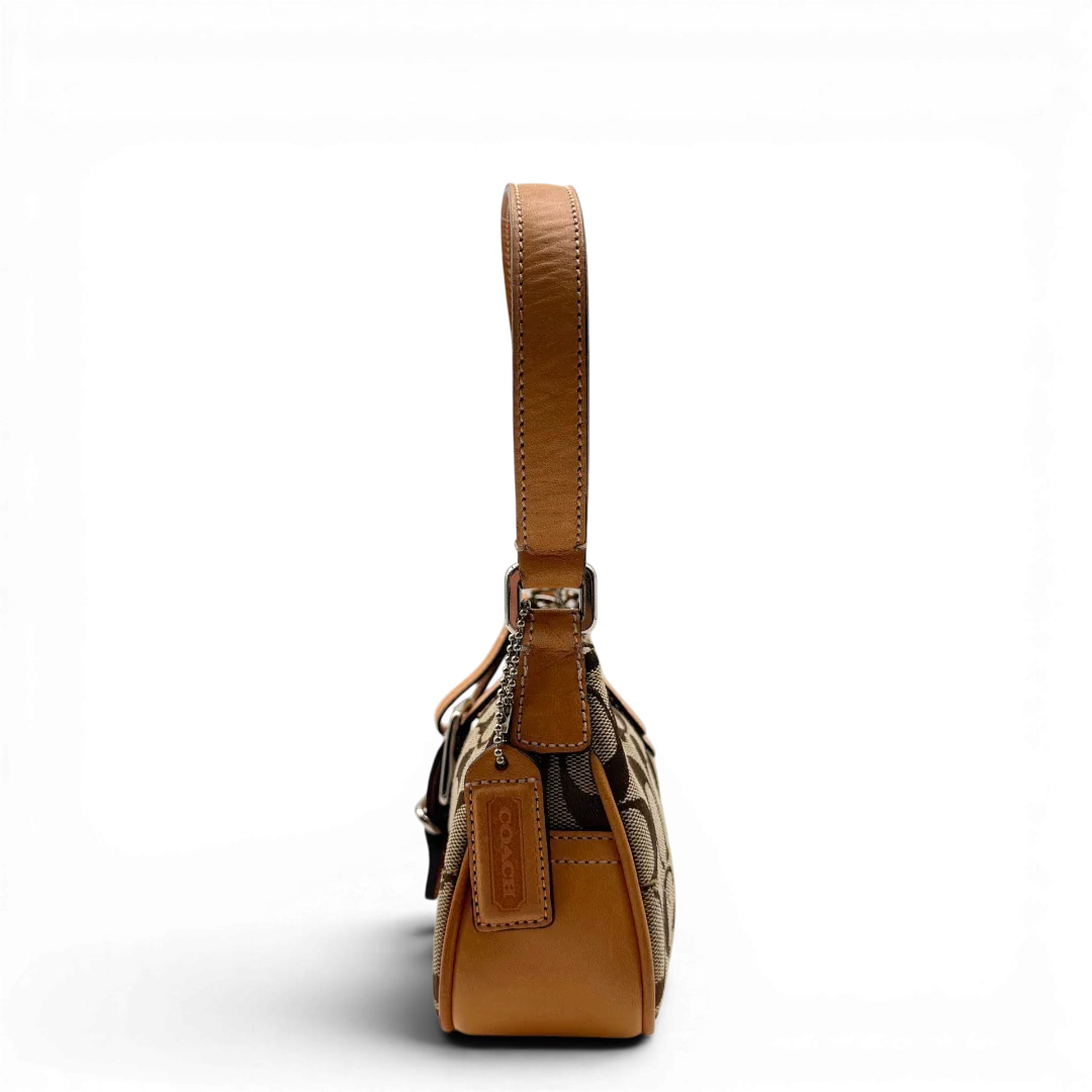 https://cdn.shopify.com/s/files/1/0564/9376/8855/files/Coach_Pochette_Signature_mit_Schnalle_beige_3.webp?v=1782311479