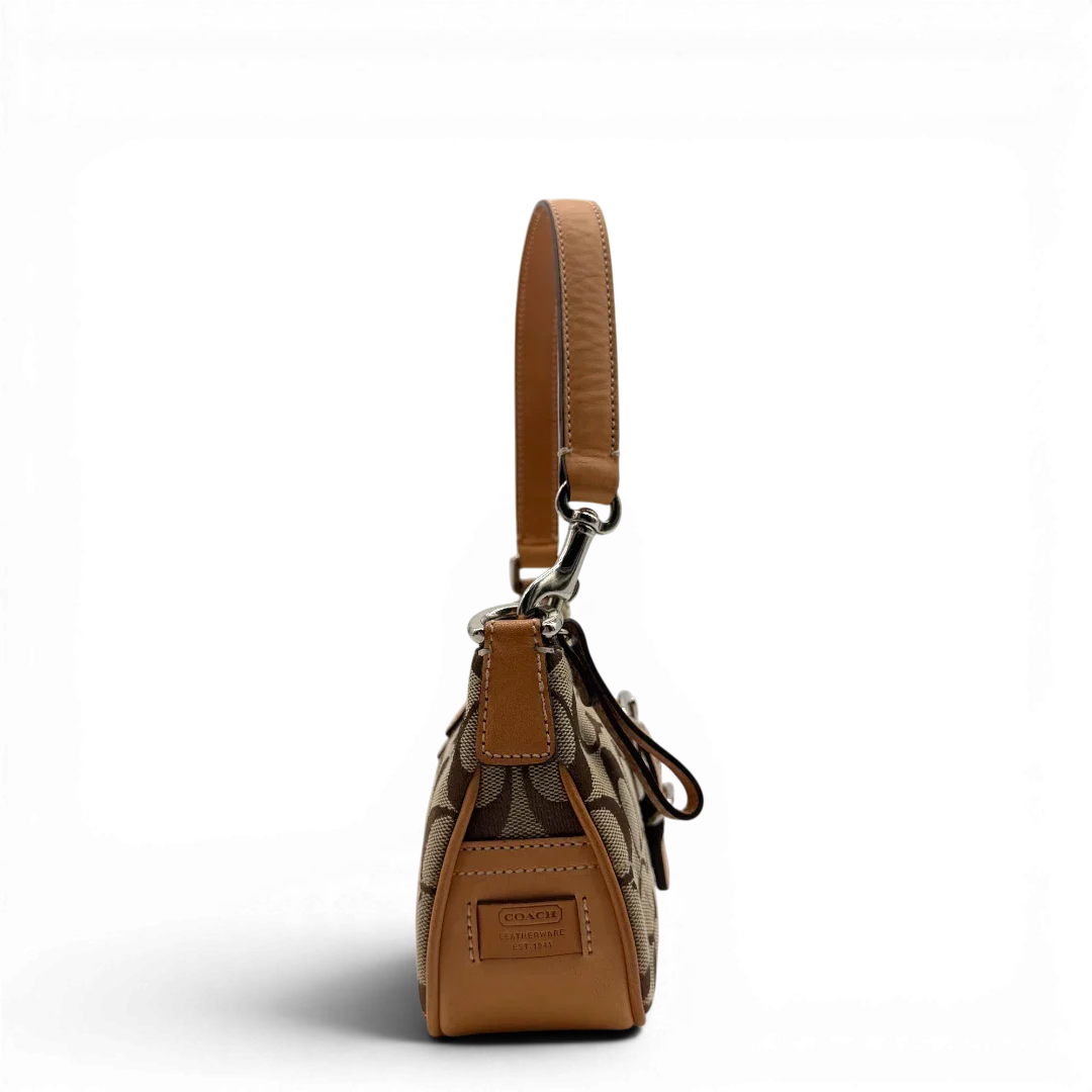 https://cdn.shopify.com/s/files/1/0564/9376/8855/files/Coach_Pochette_Signature_mit_Schnalle_beige_4.webp?v=1782311478