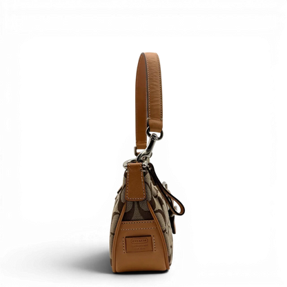https://cdn.shopify.com/s/files/1/0564/9376/8855/files/Coach_Pochette_Signature_mit_Schnalle_beige_4.webp?v=1782311478