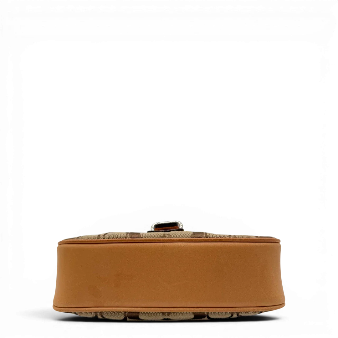 https://cdn.shopify.com/s/files/1/0564/9376/8855/files/Coach_Pochette_Signature_mit_Schnalle_beige_5.webp?v=1782311478