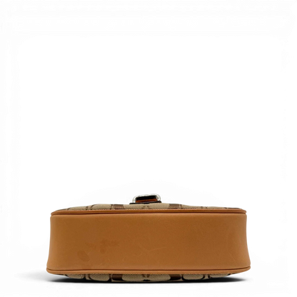 https://cdn.shopify.com/s/files/1/0564/9376/8855/files/Coach_Pochette_Signature_mit_Schnalle_beige_5.webp?v=1782311478