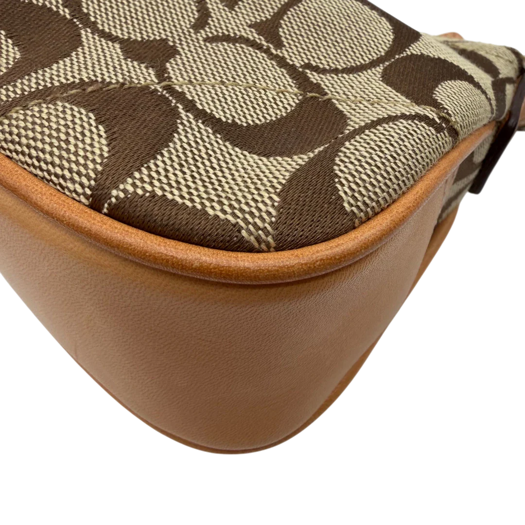 https://cdn.shopify.com/s/files/1/0564/9376/8855/files/Coach_Pochette_Signature_mit_Schnalle_beige_6.webp?v=1782311479