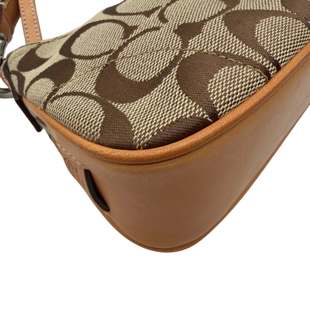 https://cdn.shopify.com/s/files/1/0564/9376/8855/files/Coach_Pochette_Signature_mit_Schnalle_beige_7.webp?v=1782311479