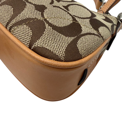 https://cdn.shopify.com/s/files/1/0564/9376/8855/files/Coach_Pochette_Signature_mit_Schnalle_beige_8.webp?v=1782311479